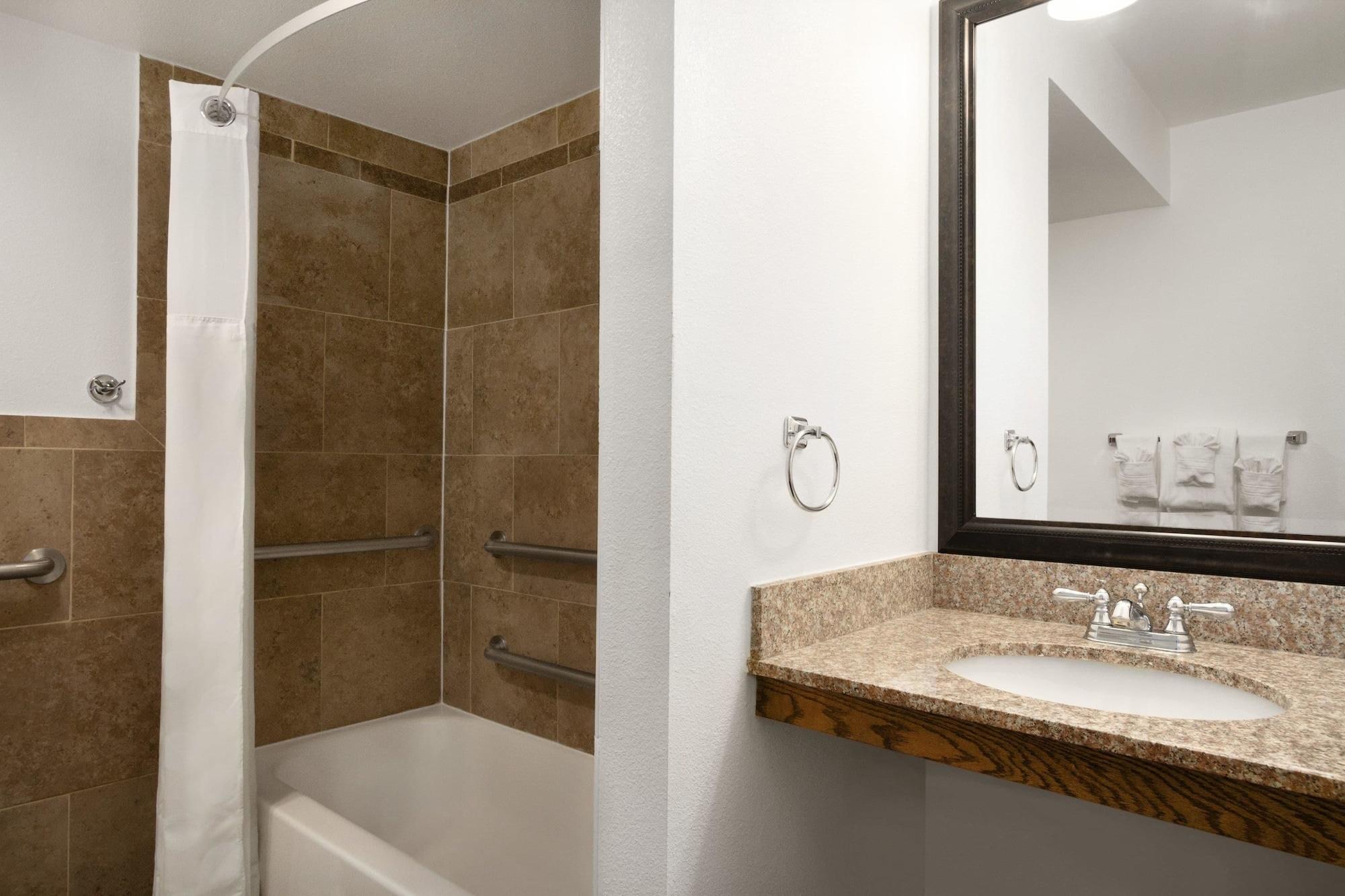 Hotel Ramada By Wyndham Airport 3*