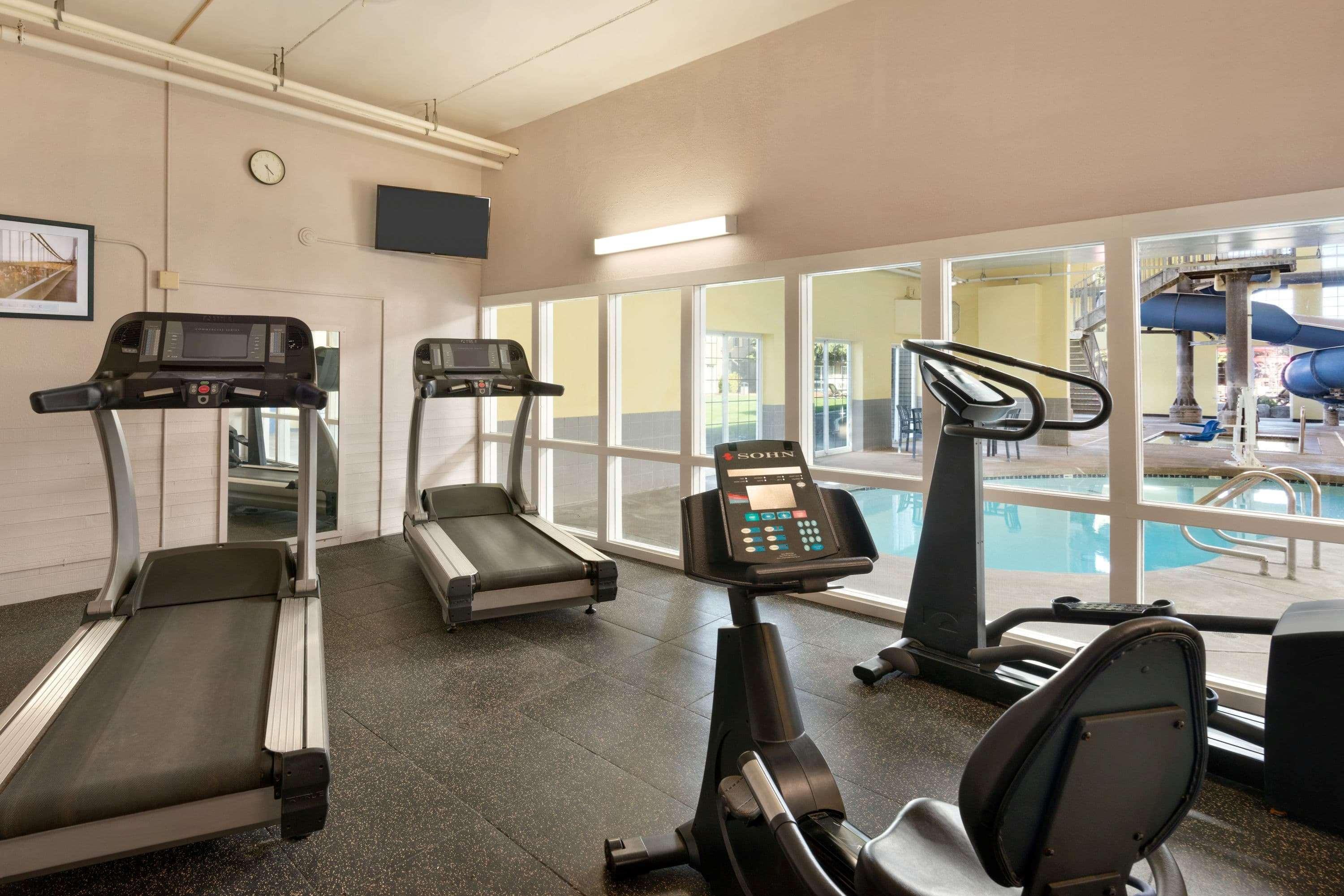 Ramada By Wyndham Airport 3*