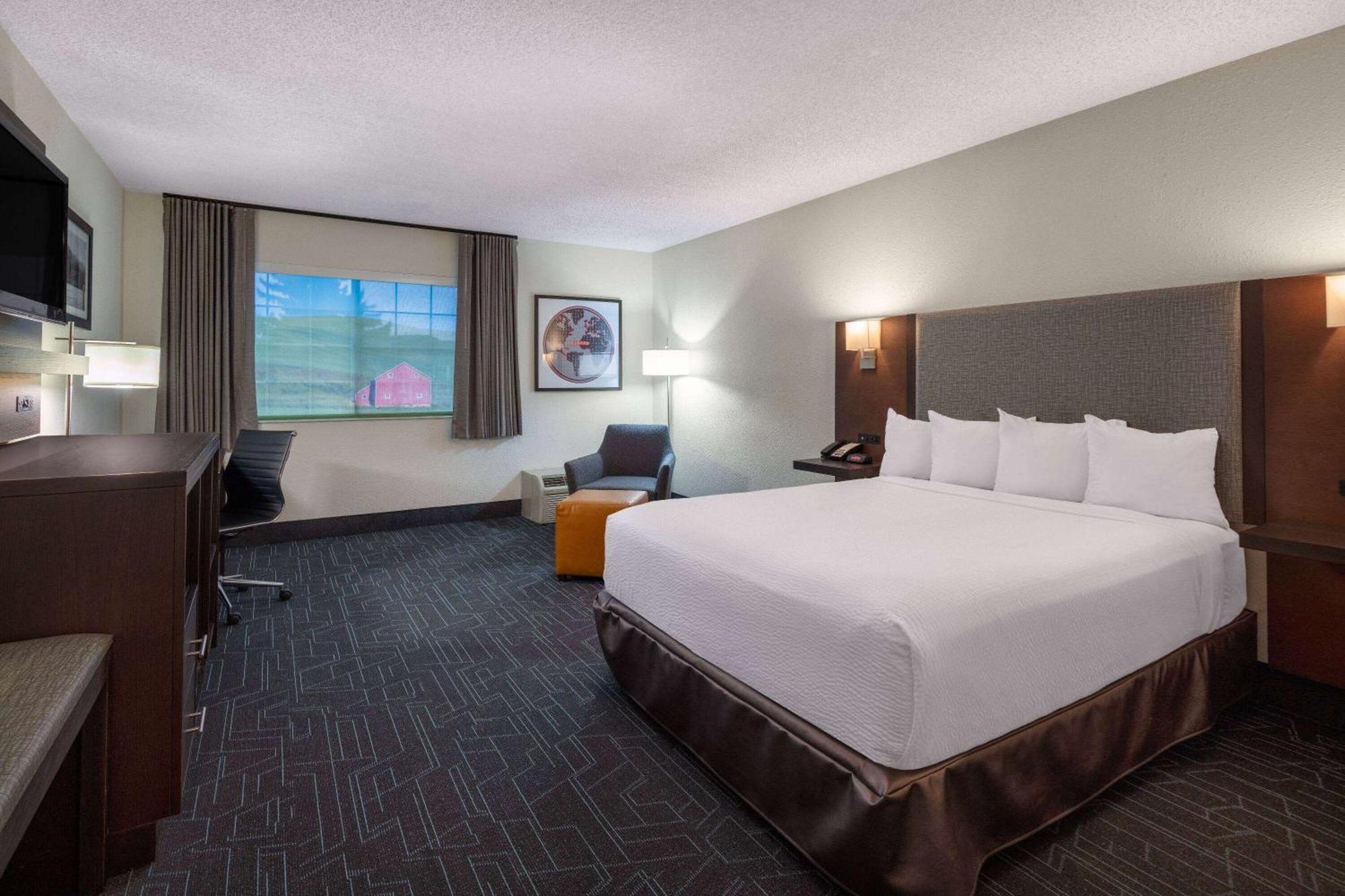 Ramada By Wyndham Airport 3*
