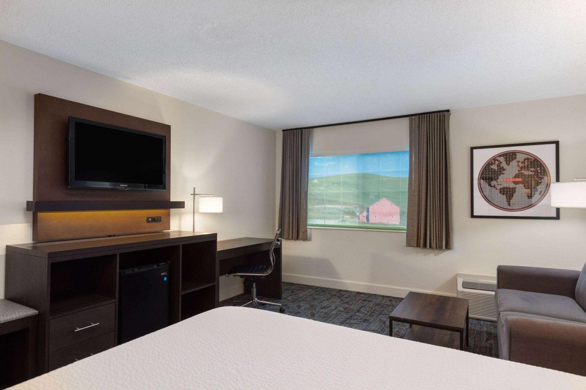 Ramada By Wyndham Airport Hotel 3*