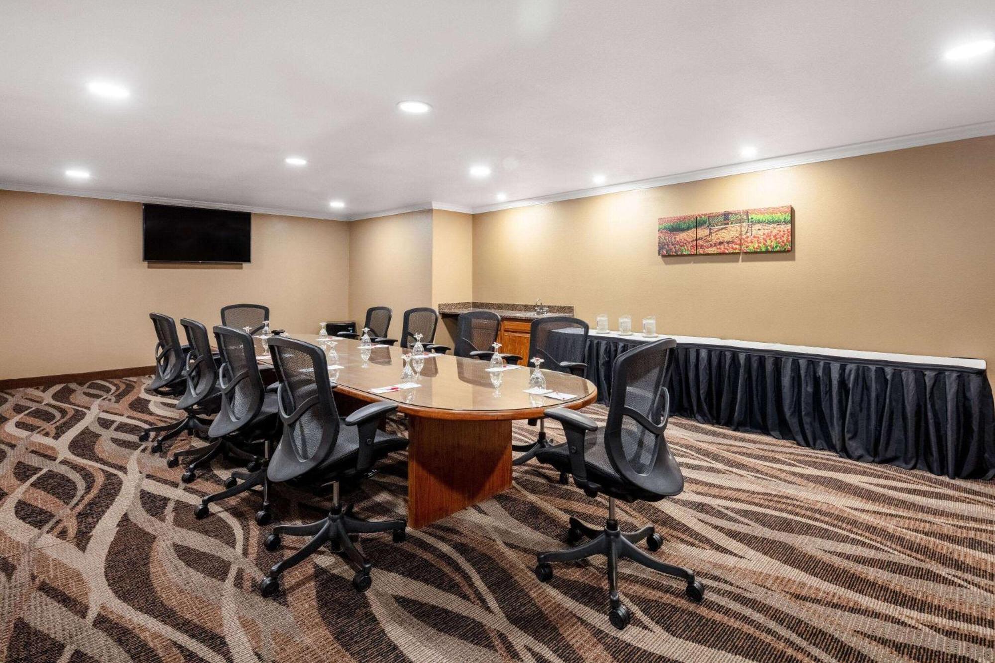 Hotel Ramada By Wyndham Airport
