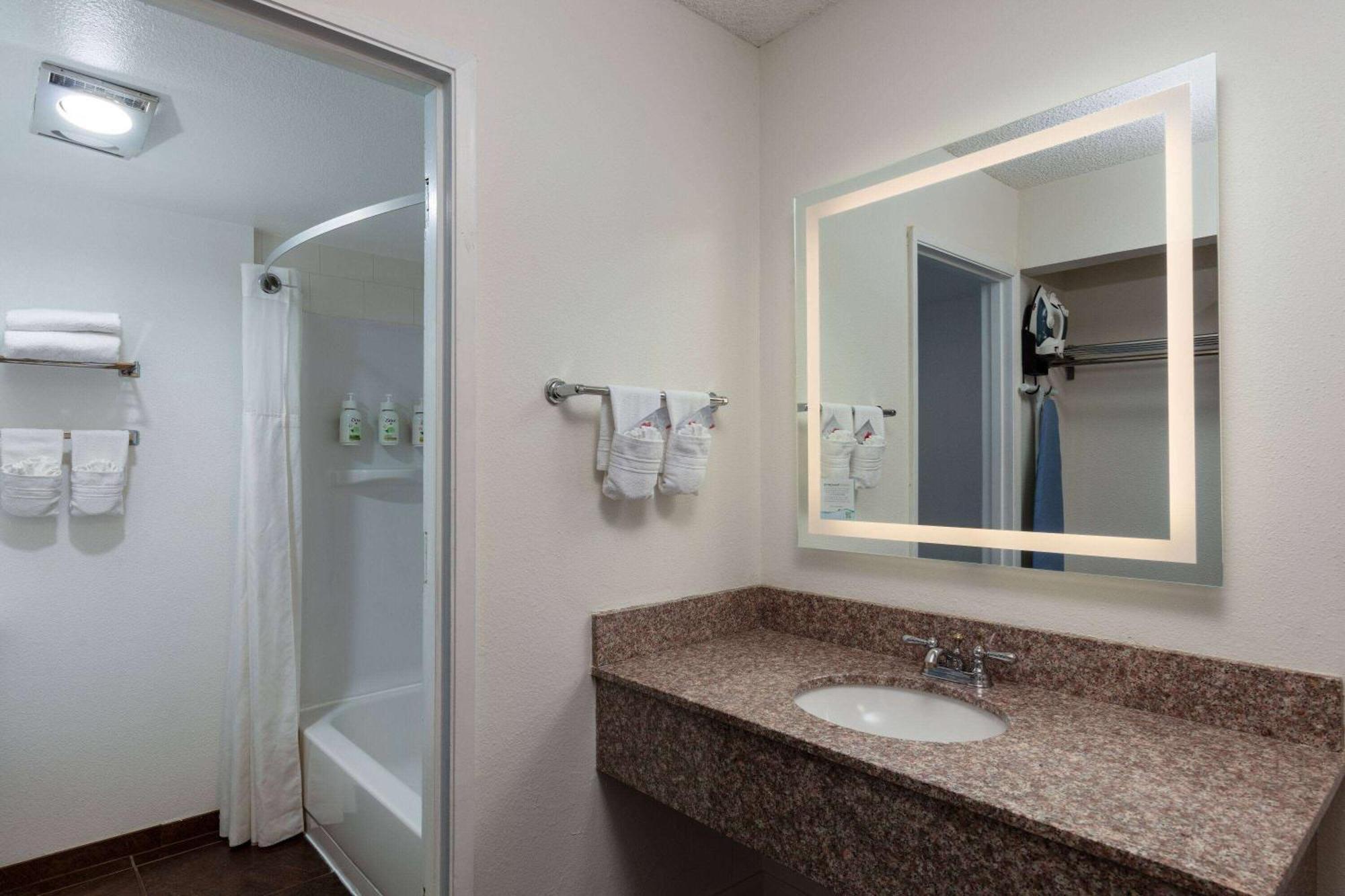 Hotel Ramada By Wyndham Airport 3*