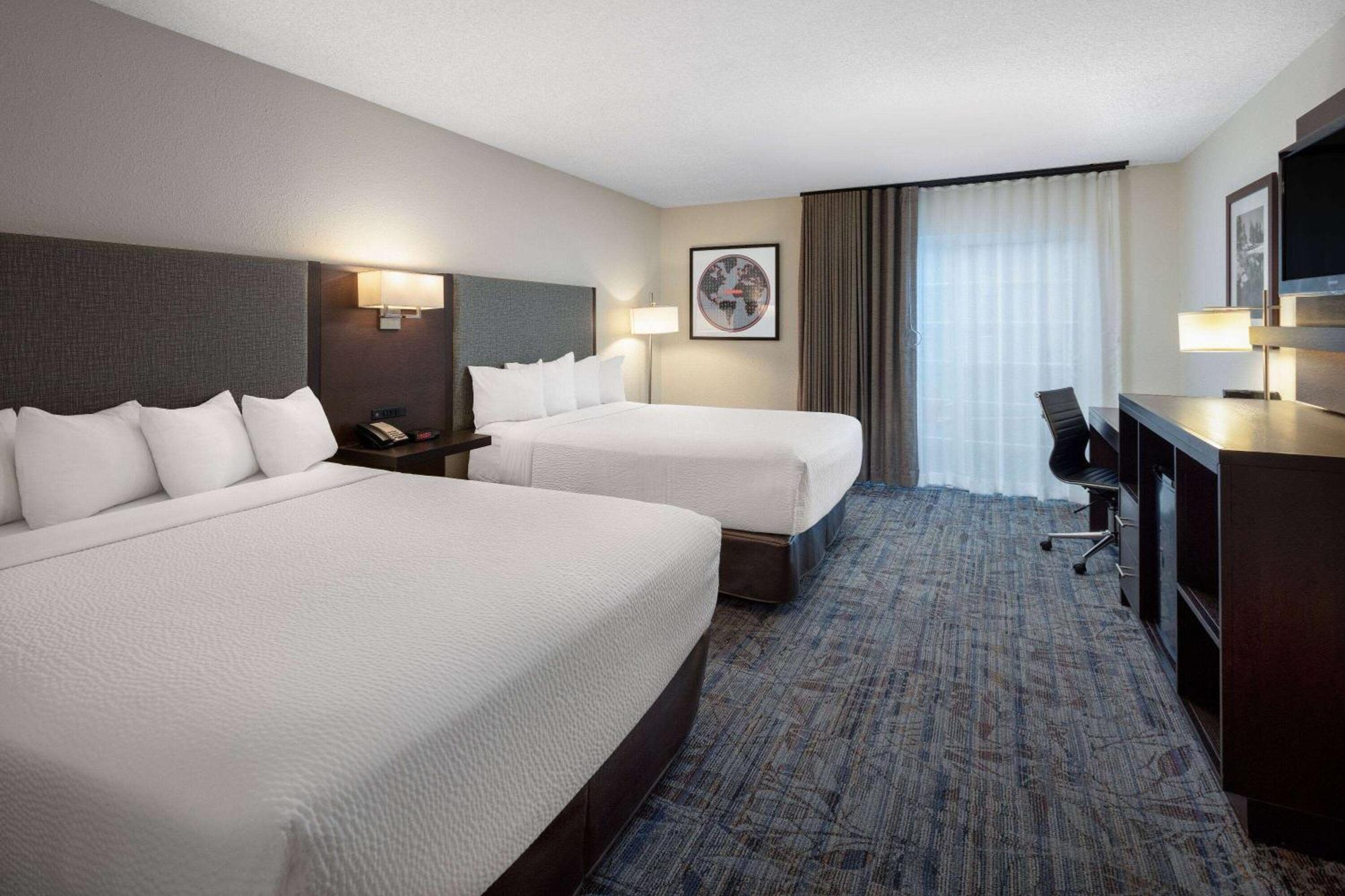 Ramada By Wyndham Airport Hotel 3*