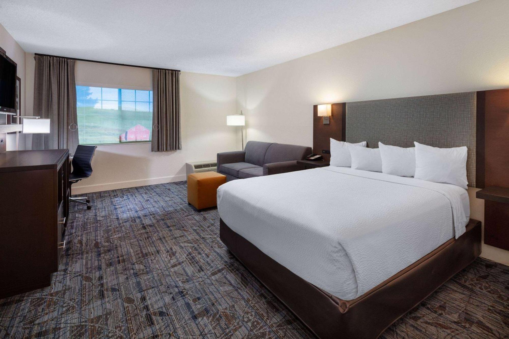 Hotel Ramada By Wyndham Airport 3*