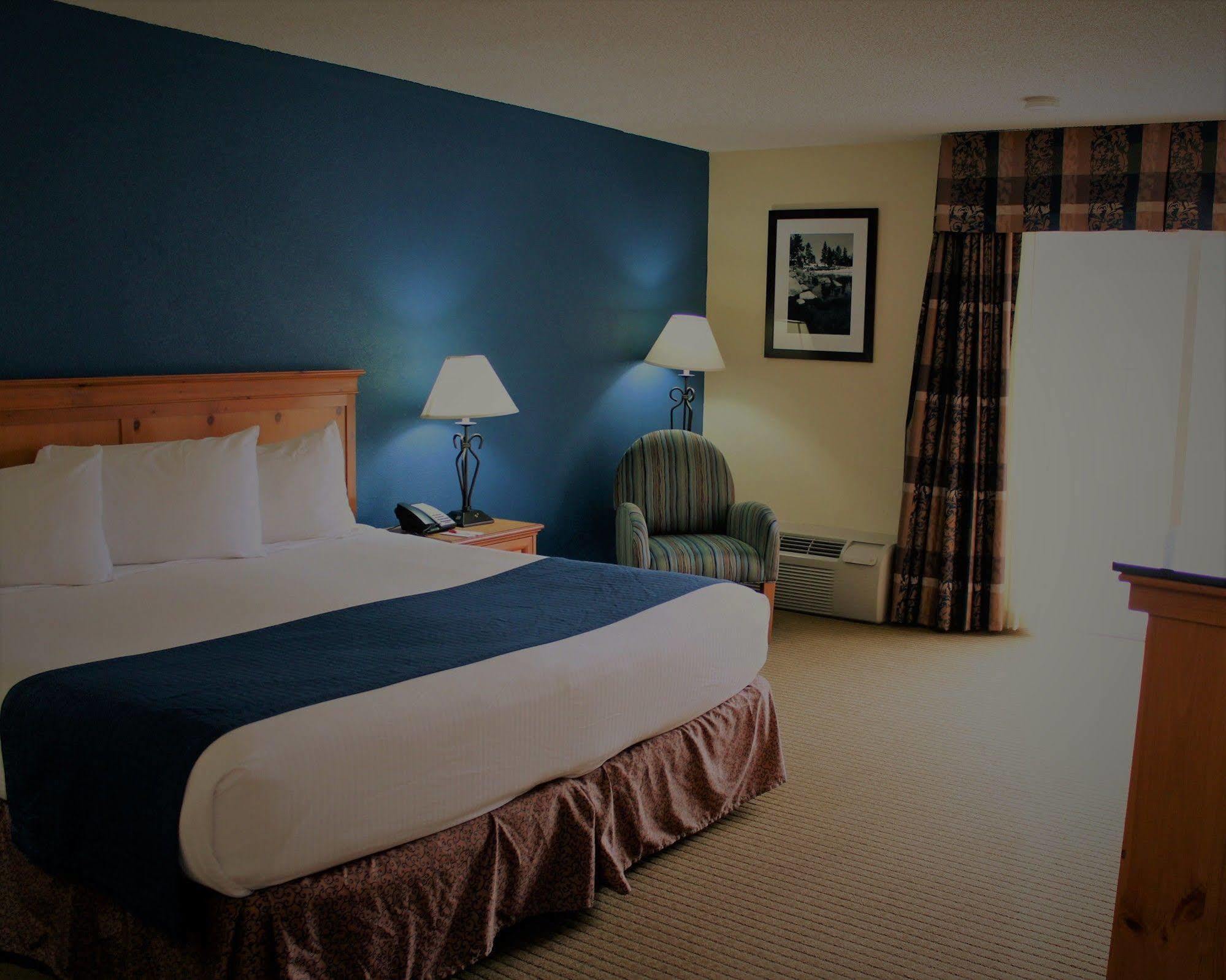 Hotel Ramada By Wyndham Airport 3*
