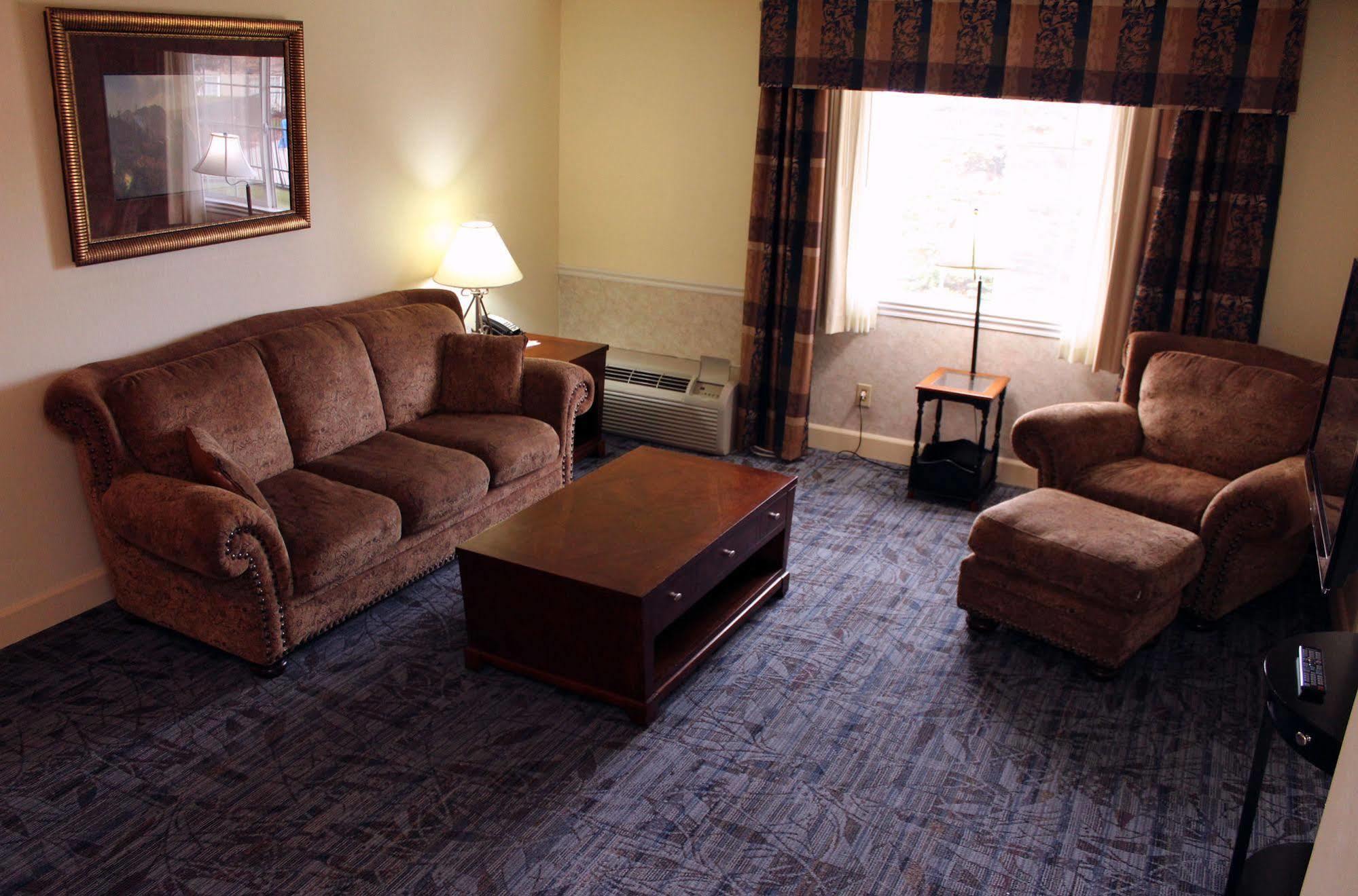 Hotel Ramada By Wyndham Airport 3*