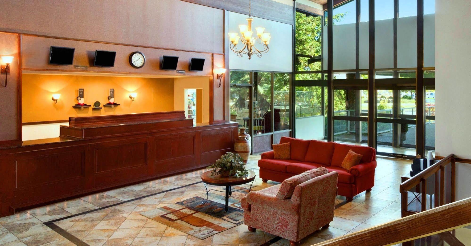 Ramada By Wyndham Airport Hotel 3*