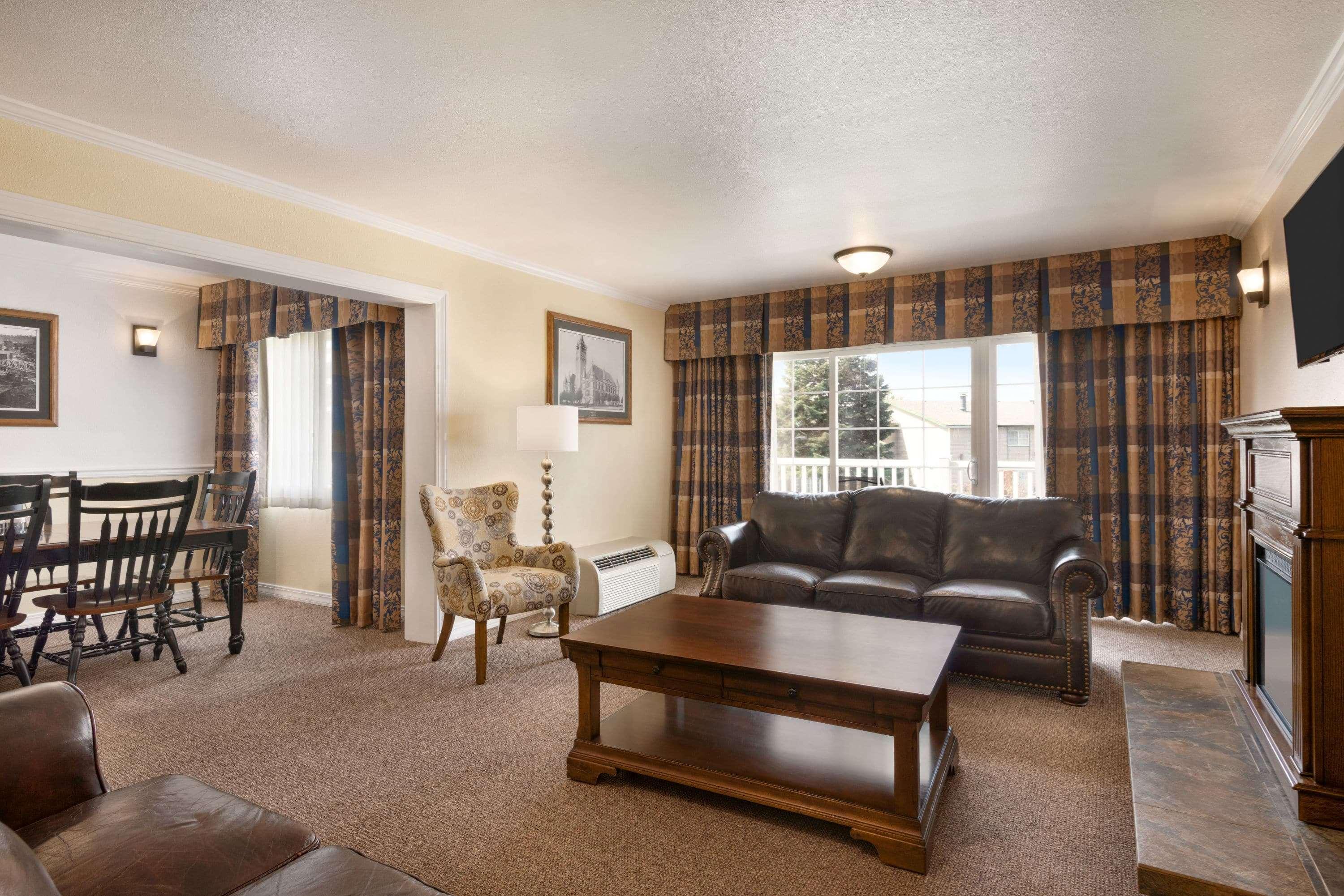 Ramada By Wyndham Airport Hotel 3*